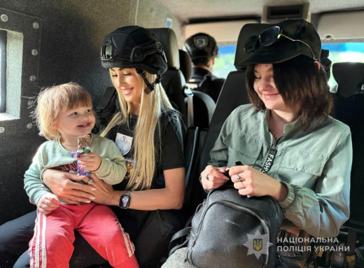 «Білі янголи» Сумщини евакуювали жінку з 2-річною донькою з прикордоння фото «Білі янголи» Сумщини евакуювали жінку з 2-річною донькою з прикордоння фото