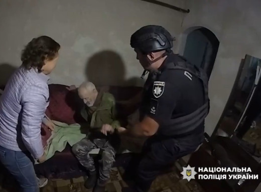 На Сумщині «Білі янголи» евакуювали маломобільного чоловіка з-під обстрілів (відео) фото На Сумщині «Білі янголи» евакуювали маломобільного чоловіка з-під обстрілів (відео) фото