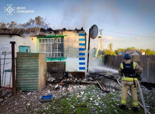 Ворожі обстріли Сумщини: у двох громадах через атаки зайнялися пожежі фото