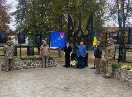 У Великій Писарівці відкрили пам’ятний знак Захисникам України фото
