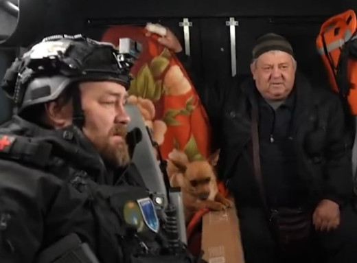 Поліцейські евакуювали чоловіка та його собаку Кнопу з небезпечного прикордонного села на Сумщині фото