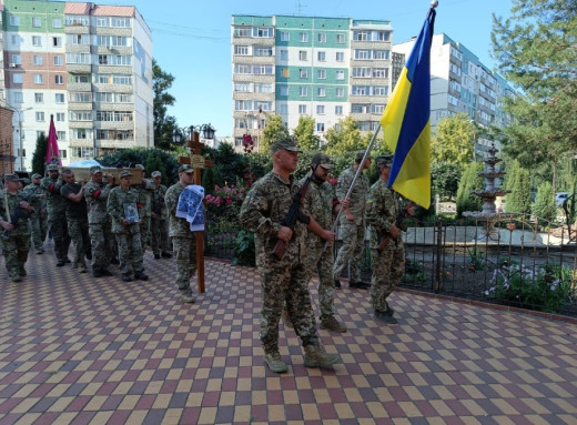 Сумська громада попрощалася з двома захисниками України фото