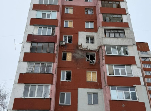 Наслідки ранкової атаки на Суми: у пошкодженій багатоповерхівці закрили тепловий контур фото