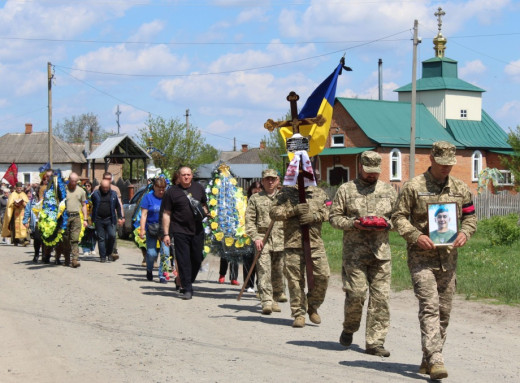 У Лебединській громаді попрощалися із загиблим захисником Євгенієм Гапоновим фото