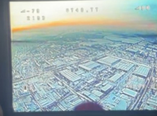 Над Сумами зафіксували політ російського FPV-дрона: українські військові перехопили відеосигнал фото