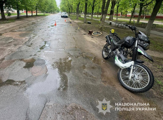 ДТП у Шостці: мотоцикліст допустив наїзд на літню велосипедистку фото