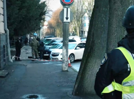 Вибухотехніки поліції перевіряли підозрілий предмет на центральній вулиці Сум (відео) фото