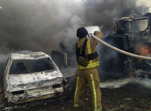 У Ямполі рятувальники ліквідовували пожежі, які виникли через ворожий авіаційний удар фото