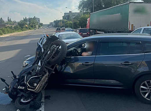 У Сумах на проспекті Свободи автомобіль збив мотоцикліста фото У Сумах на проспекті Свободи автомобіль збив мотоцикліста фото