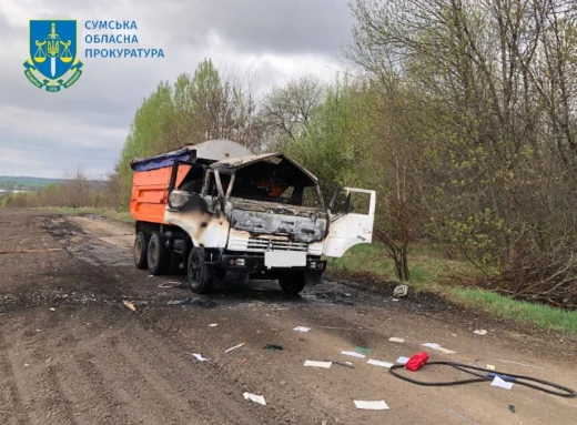 Окупанти вбили водія КамАЗу, скинувши вибухівку з дрона фото