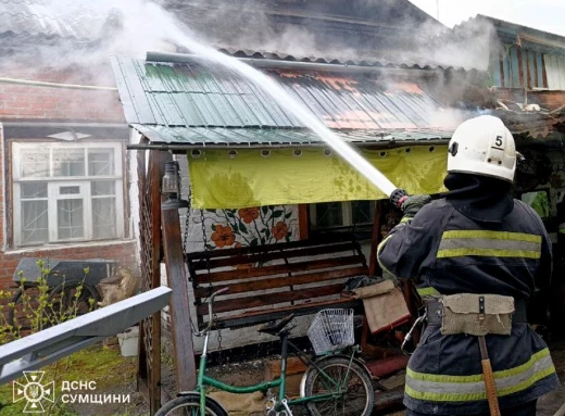 У Лебедині рятувальники врятували будинок від пожежі (відео) фото