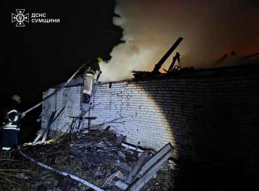 Вночі на Сумщині внаслідок ворожих атак горіли будівлі у двох громадах фото