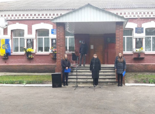 У Роменській громаді на фасаді школи відкрили пам’ятні знаки на честь випускників, які загинули за Україну фото