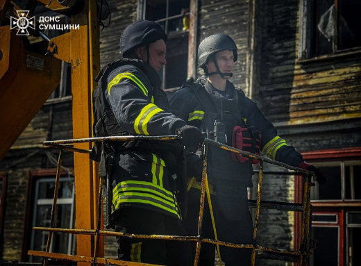 У Шостці рятувальники відновили понад 250 вікон після вчорашньої ворожої атаки фото У Шостці рятувальники відновили понад 250 вікон після вчорашньої ворожої атаки фото