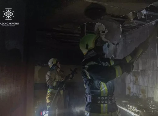 Вночі пожежники врятували матір із дитиною із палаючого будинку (відео) фото