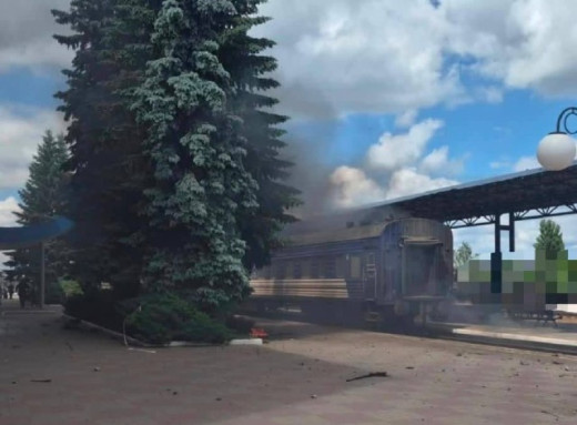 У Сумах уламки збитого «Шахеда» влучили в пасажирський поїзд, є постраждалі фото