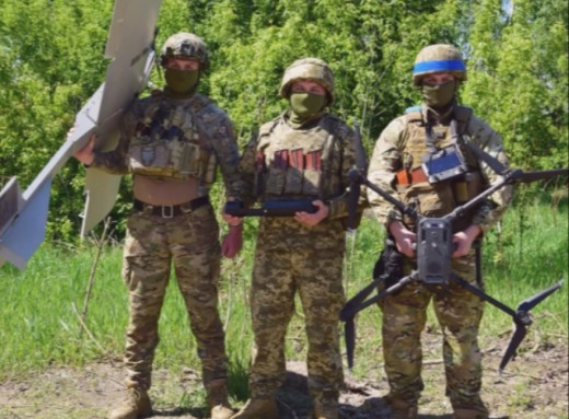 Прикордонники Сумщини нищать техніку та зв'язок ворога дронами (відео) фото Прикордонники Сумщини нищать техніку та зв'язок ворога дронами (відео) фото
