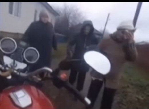 Дільничний офіцер поліції на Шосткинщині врятував 76-річну жінку, поранену під час обстрілу фото