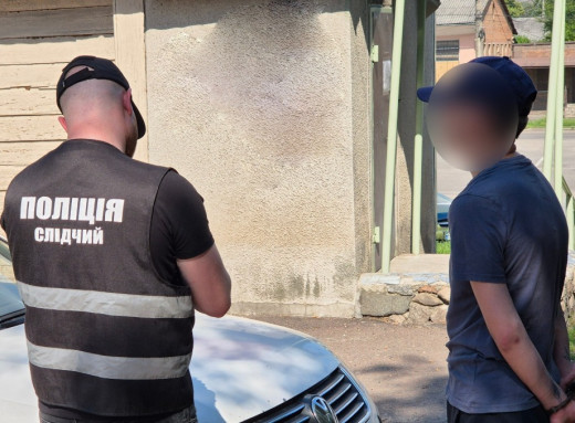 У Ромнах правоохоронці затримали торговця боєприпасами під час продажу гранат фото