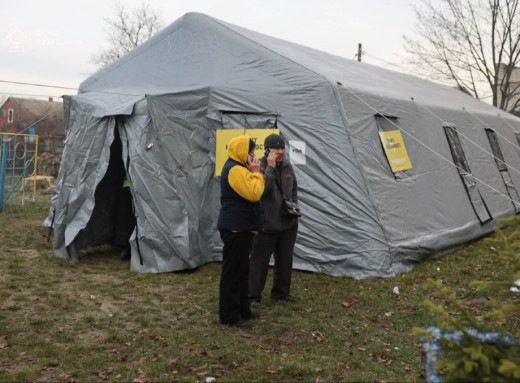 В Охтирці рятувальники розгорнули Пункт незламності на місці влучання ворожих дронів фото