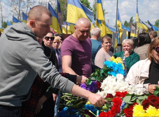 Шосткинщина попрощалася із двома захисниками, загиблими під час ракетного удару фото Шосткинщина попрощалася із двома захисниками, загиблими під час ракетного удару фото