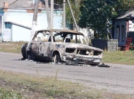 На Сумщині ворожий дрон влучив у цивільне авто: поранений водій фото На Сумщині ворожий дрон влучив у цивільне авто: поранений водій фото