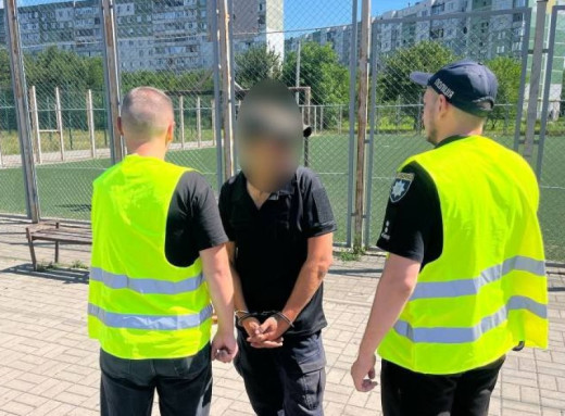 У Сумах поліція затримала грабіжника, який побив жінку та відібрав сумку фото У Сумах поліція затримала грабіжника, який побив жінку та відібрав сумку фото