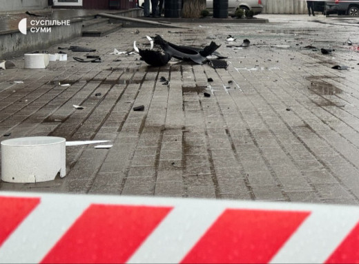У Сумах дрон влучив біля ТРЦ: пошкоджені авто, є поранений фото