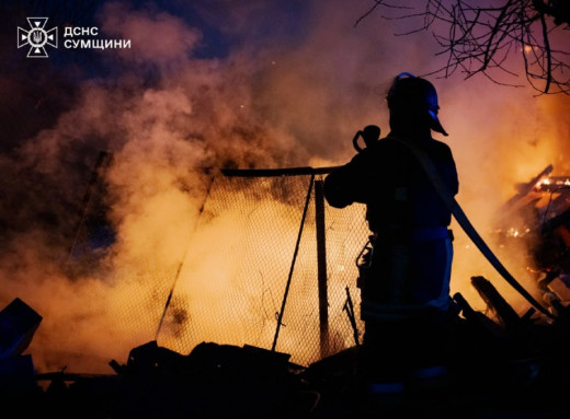 Гасіння під загрозою повторних ударів: ДСНС показала кадри роботи на місці влучання в Сумах (відео) фото