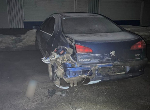 У Сумах 18-річний водій на Renault врізався у припаркований автомобіль фото