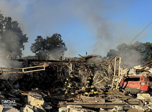 Росіяни атакували цивільний транспорт та інфраструктуру Сум і району: поранено дівчину фото