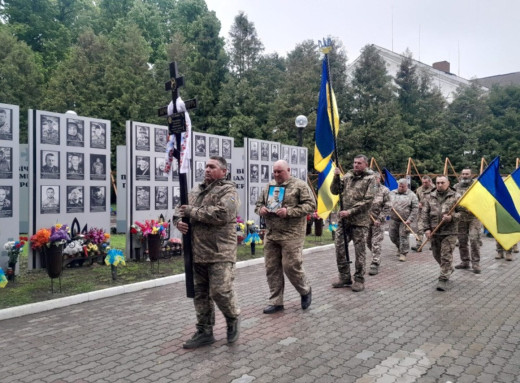 Ромни попрощалися з полеглим воїном Валентином Фастовцем фото Ромни попрощалися з полеглим воїном Валентином Фастовцем фото