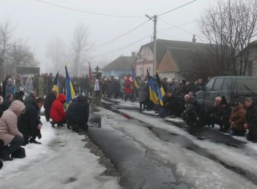 У Білопіллі попрощалися із захисником Валерієм Тесленком фото