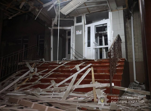 У Сумах внаслідок ворожих обстрілів поранено чоловіка та пошкоджено цивільні об'єкти фото