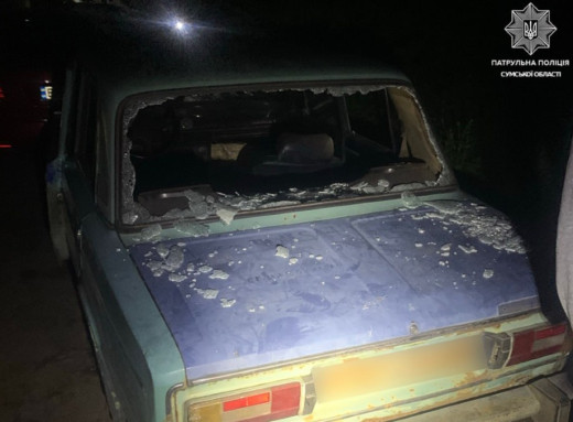 Поліція Сум затримала на місці злочину нетверезого неадеквата, який пошкодив чужу машину фото
