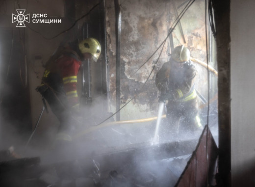 У середмісті Сум рятувальники гасили пожежу під повторними ударами ворога фото