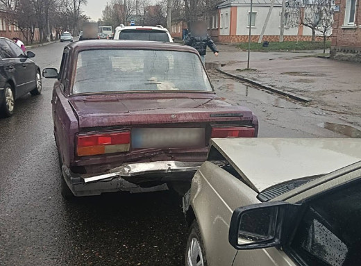 Недотримання дистанції призвело до ланцюгової ДТП за участі чотирьох машин у Сумах фото