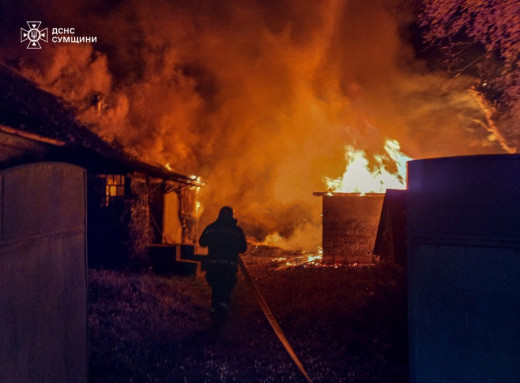 На Охтирщині рятувальники ліквідували масштабну пожежу в селі Хухра фото На Охтирщині рятувальники ліквідували масштабну пожежу в селі Хухра фото