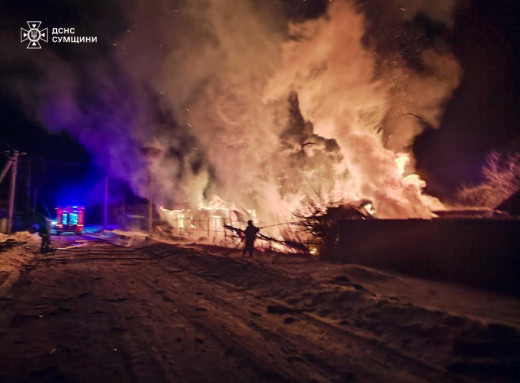 У Шосткинській громаді рятувальники ліквідували масштабну пожежу після атаки дронів фото