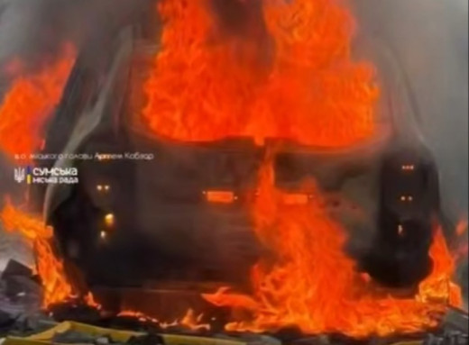 Наслідки ударів БпЛА по Сумах: пожежа в нежитловій будівлі та пошкоджені автівки фото