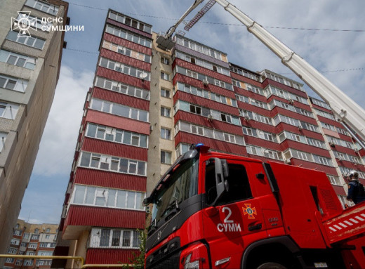 У Сумах рятувальники ліквідували пожежу в багатоповерхівці на проспекті Свободи фото У Сумах рятувальники ліквідували пожежу в багатоповерхівці на проспекті Свободи фото