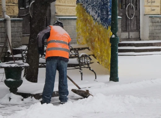 Сумські комунальники прибирають вулиці від снігу фото