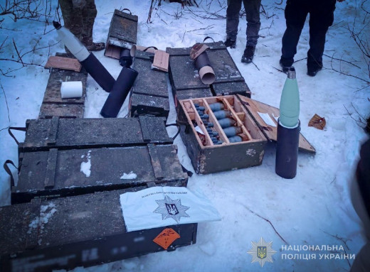 На Сумщині поліція та СБУ вилучили нелегальний арсенал у 22-річного хлопця  фото