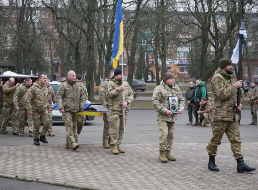 У Ромнах попрощалися із захисником України Олексієм Руженком фото