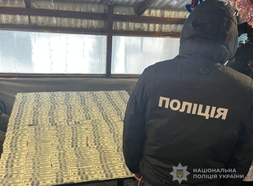 По 11 тисяч доларів з кожного: на Сумщині затримали ділка, який готував групову втечу ухилянтів фото