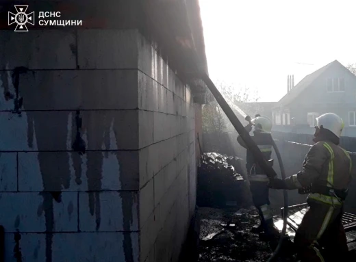 Пожежа в Охтирці: рятувальники врятували лазню та сусідні будівлі (відео) фото