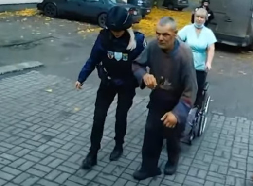Поліція Сумщини евакуювала 76-річного чоловіка, який тиждень жив під обстрілами зі зламаною рукою фото Поліція Сумщини евакуювала 76-річного чоловіка, який тиждень жив під обстрілами зі зламаною рукою фото