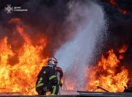 рф знову вдарила по Сумщині: є влучання, рятувальники гасили пожежу під обстрілами фото рф знову вдарила по Сумщині: є влучання, рятувальники гасили пожежу під обстрілами фото