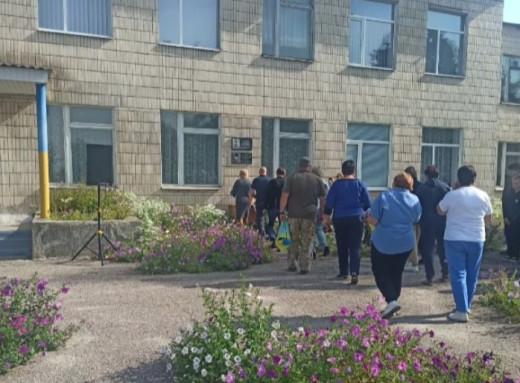 На Лебединщині відкрили меморіальну дошку загиблому захиснику Віктору Яковенку фото На Лебединщині відкрили меморіальну дошку загиблому захиснику Віктору Яковенку фото
