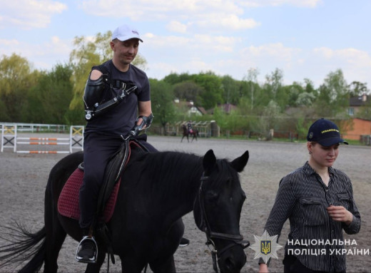На Сумщині поранені захисники відновлюють сили за допомогою іпотерапії фото